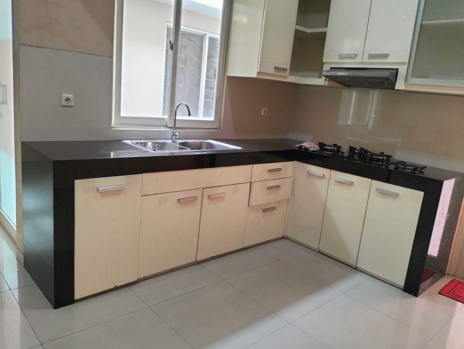 Rumah Sewa Murah Lokasi Citraland, Surabaya, LB 150m²