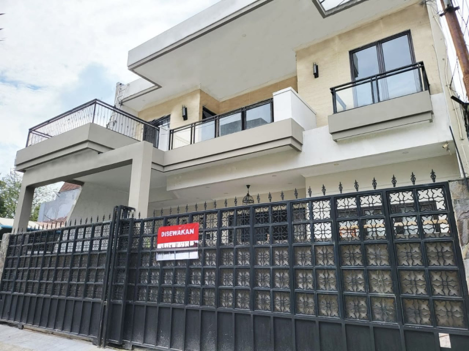 Disewakan Rumah Terjangkau di Kebayoran Baru, Jakarta Selatan, LT 220m²
