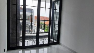 Rumah Mewah di Kawasan Semolowaru, Surabaya, LB 165m², Harga 2,85 Miliar