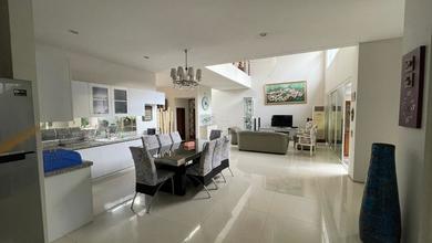 Hunian Elegan di Graha, Surabaya, 4 KT, LT 351m²