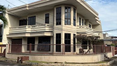 Hunian Elegan di Sukomanunggal, Surabaya, 6 Kamar Tidur, LT 352m²