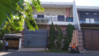 Kesempatan Rumah di Tenggilis Mejoyo, Surabaya, LB 300m², Harga 2,4 Miliar