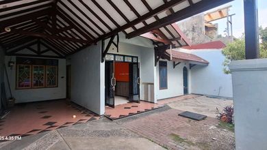 Kesempatan Rumah di Rungkut, Surabaya, LB 160m², Harga 2 Miliar