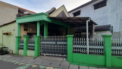 Kesempatan Rumah di Jambangan, Surabaya, LB 159m², Harga 615 Juta