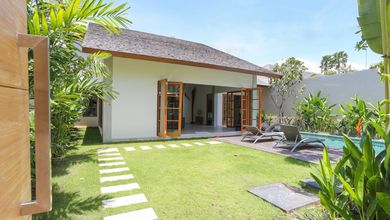 Disewakan Villa 2 Br dekat Canggu, berfasilitas lengkap di lingkungan tropis yang indah.