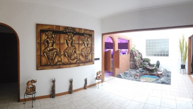 Hunian Mewah di Sambikerep, Surabaya, 7 Kamar Tidur, LT 636m²