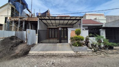 Promo Rumah di Gununganyar, Surabaya, LB 50m², Harga 1,5 Miliar