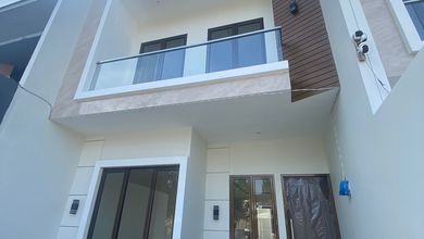 Rumah Mewah di Rungkut, Surabaya, 4 KT, LT 120m²