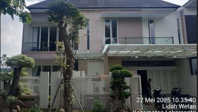 Rumah Mewah di Wiyung, Surabaya, 3 KT, LT 330m²