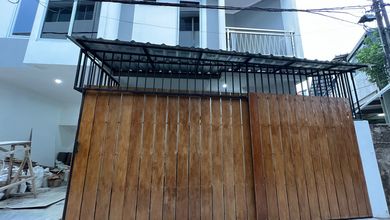 Kesempatan Rumah di Gunung Sahari, Jakarta Pusat, LB 60m², Harga 900 Juta