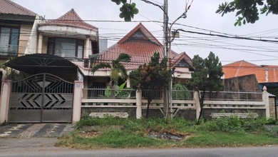 Rumah Elegan di Perak, Surabaya, 6 Kamar Tidur, LT 464m²
