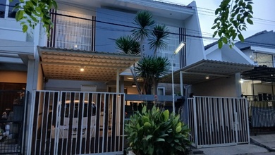 Rumah Elite di Kawasan Manyar, Surabaya, LB 180m², Harga 3,2 Miliar