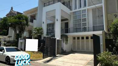 Rumah Mewah di Sukolilo, Surabaya, 5 KT, LT 240m²