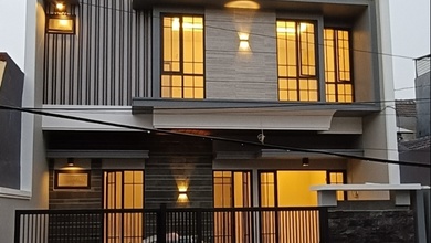 Rumah Mewah di Kawasan Mulyorejo, Surabaya, LB 195m², Harga 3,4 Miliar