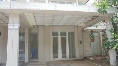 Kesempatan Eksklusif, rumah Mewah di Pakuwon, Surabaya, LB 150m²