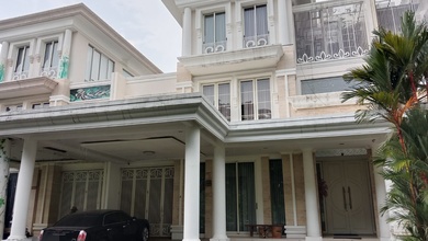 Rumah Prestisius di Kawasan Pakuwon Indah, Surabaya, LB 200m², Harga 5,8 Miliar