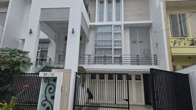 Hunian Elegan di Galaxy, Surabaya, 5 Kamar Tidur, LT 240m²