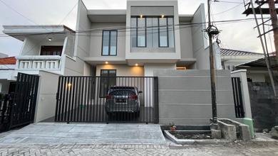 Penawaran Eksklusif, rumah Prestisius di Manyar, Surabaya, LB 240m²