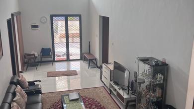 Rumah Mewah di Rungkut, Surabaya, 5 KT, LT 200m²