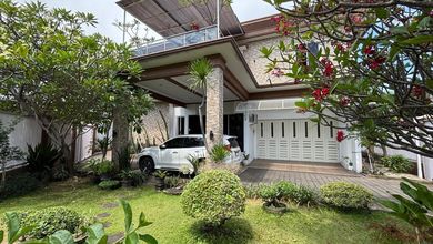 Hunian Elegan di Nginden, Surabaya, 4 KT, LT 500m²