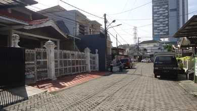 Kesempatan Rumah di Tenggilis Mejoyo, Surabaya, LB 300m², Harga 2,42 Miliar