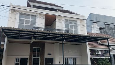 Dijual Rumah Strategis di Ketintang, Surabaya - LT 104m²