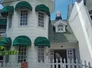 Rumah Elegan di Wonocolo, Surabaya, 5 Kamar Tidur, LT 324m²