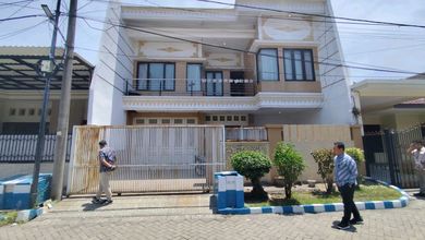 Kesempatan Rumah di Waru, Sidoarjo, LB 200m², Harga 900 Juta