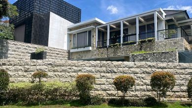 Rumah Prestisius di Kawasan Sukomanunggal, Surabaya, LB 350m², Harga 7,5 Miliar