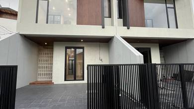 Rumah Siap Pakai di Kawasan Sukolilo, Surabaya, LT 102m²