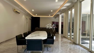 Rumah Elegan di Lakarsantri, Surabaya, 5 Kamar Tidur, LT 360m²